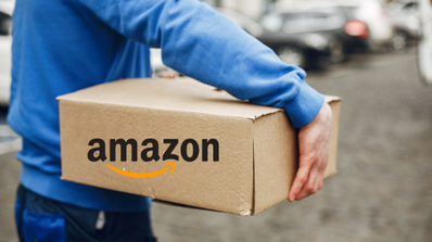persona con paquete con logo de amazon