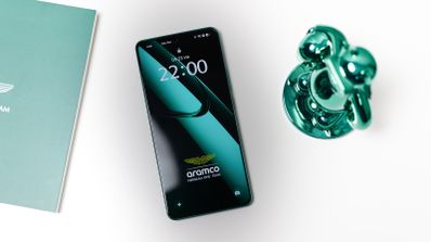 realme gt7 dreame edition sobre mesa