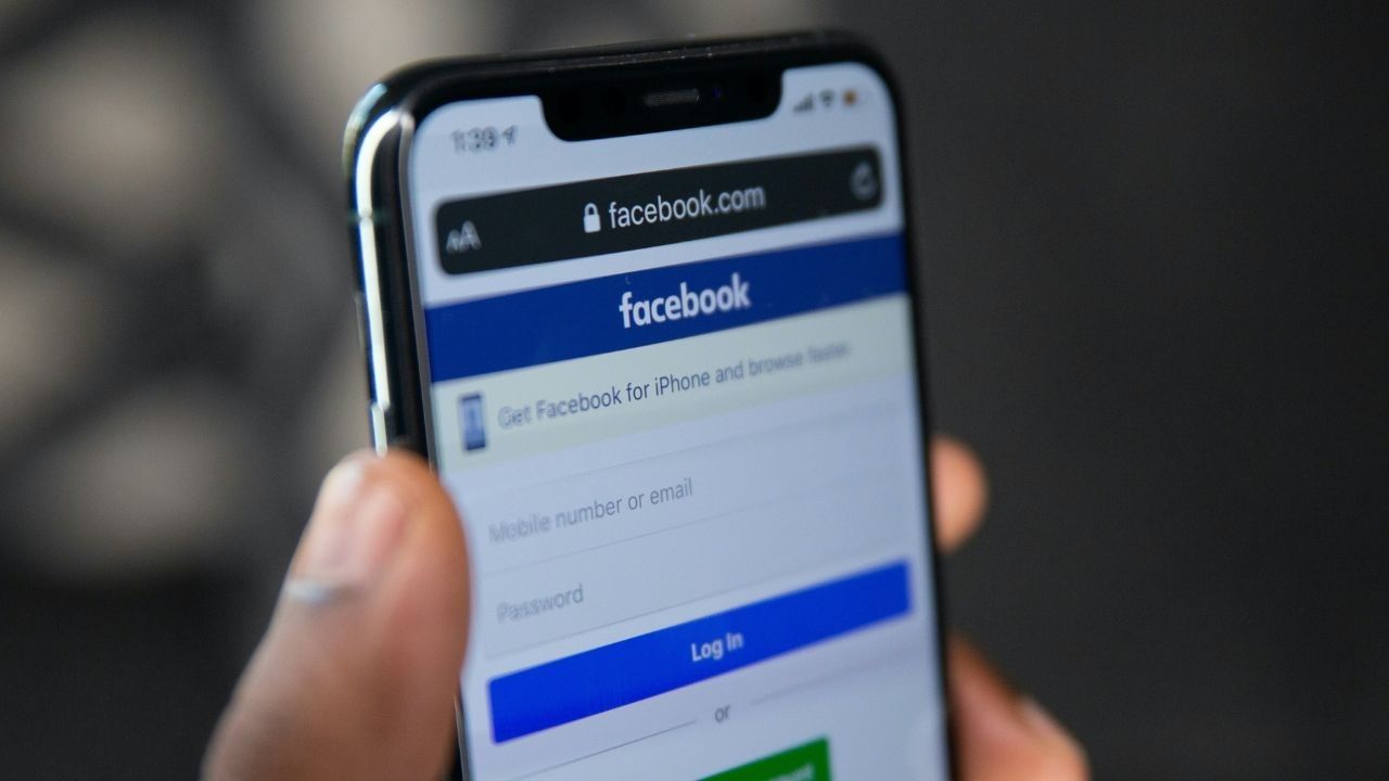 Facebook sin abrir pantalla móvil mano