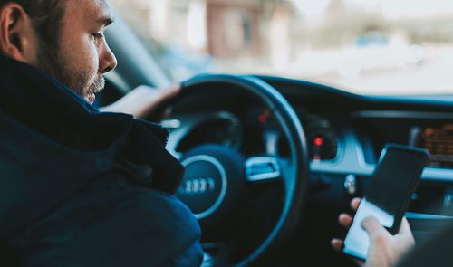 movil coche mano conducir
