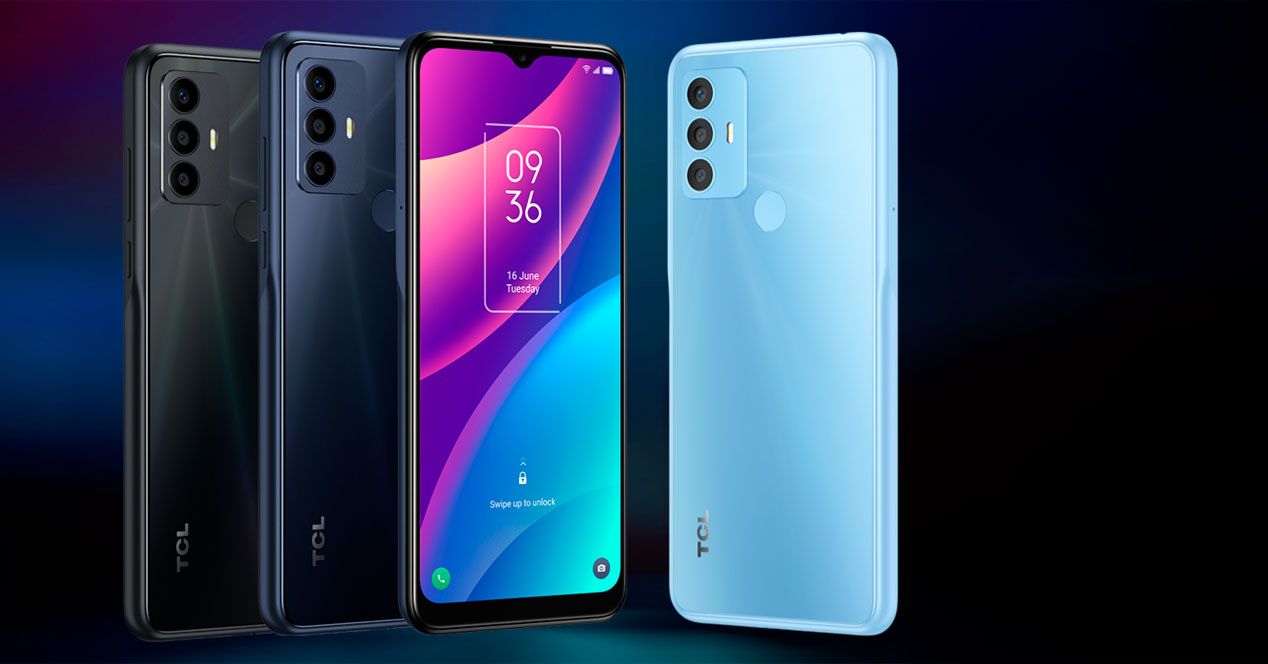 Tres smartphones TCL 30 SE en colores negro, azul oscuro y azul claro mostrando su parte trasera y frontal.