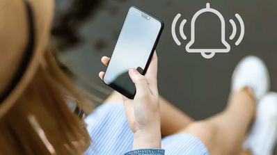 mujer movil notificaciones