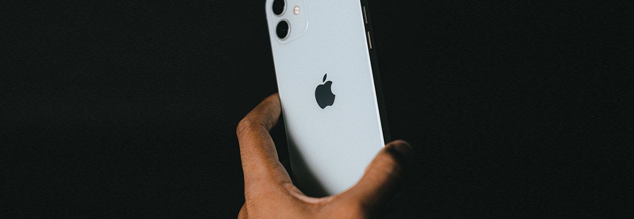 iPhone 13 en mano