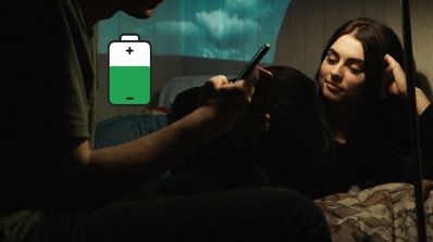 cargar bateria movil en la noche