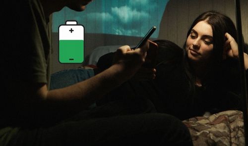 cargar bateria movil en la noche