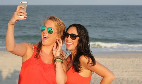 chicas playa con móvil
