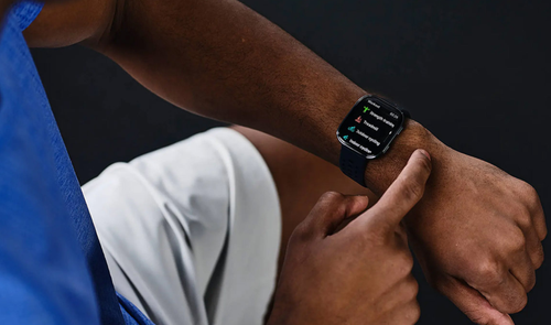 amazfit bip 6 reloj en mano