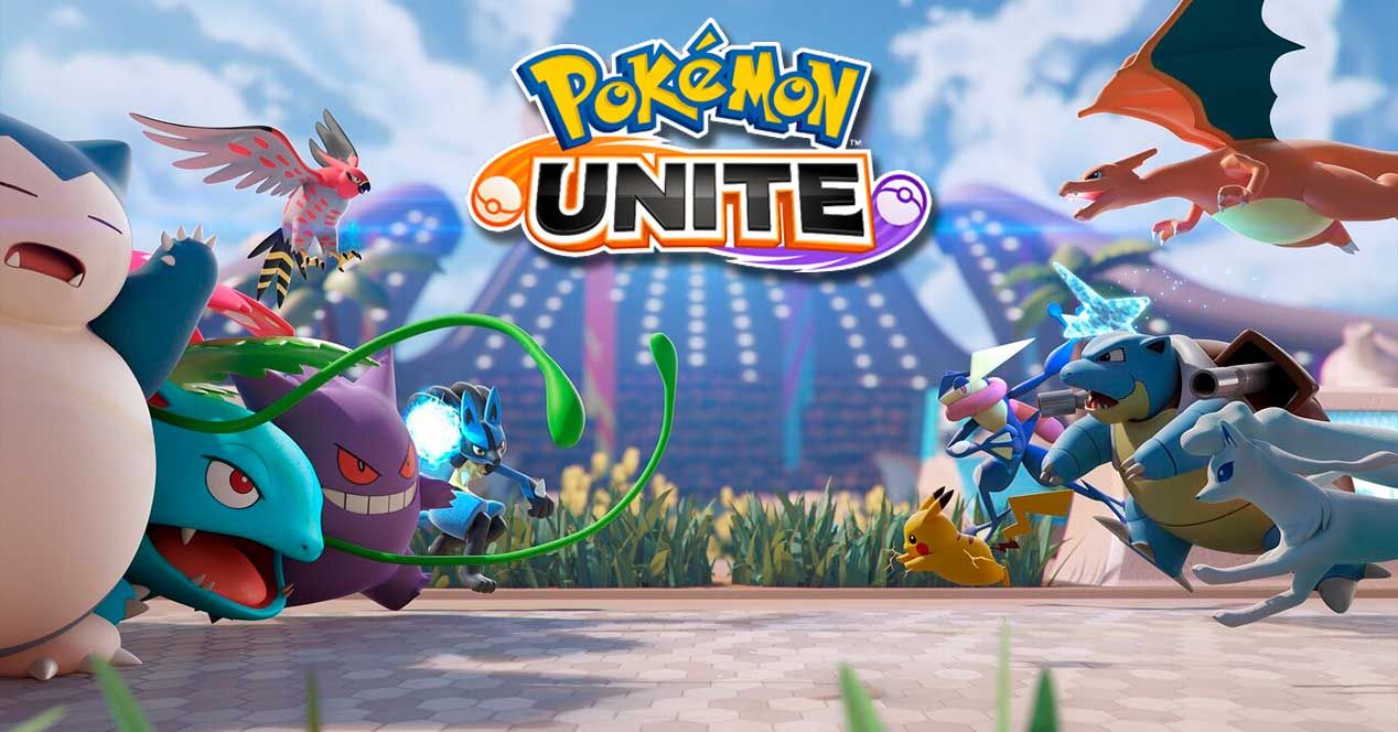 Logotipo de Pokémon Unite rodeado por personajes como Pikachu, Charizard, Blastoise y Snorlax frente a un estadio.