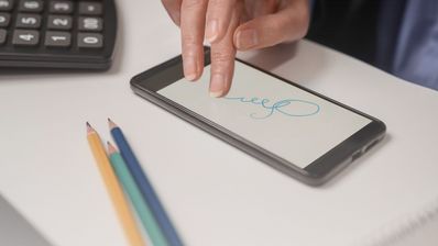 firmando en el móvil
