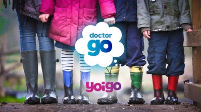DoctorGO logotipo con niños al fondo