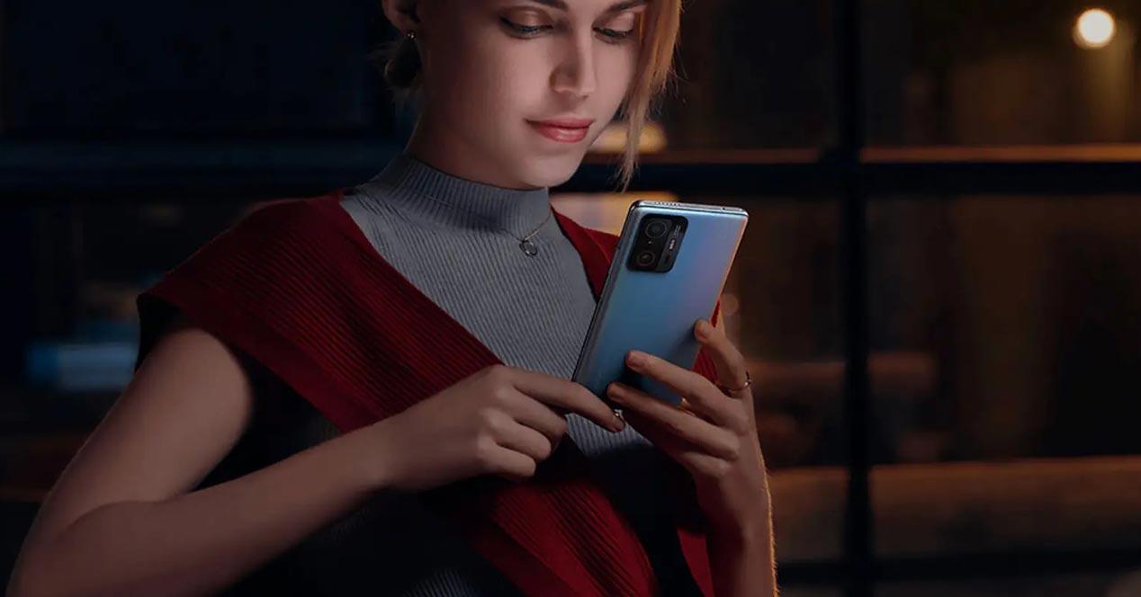 Chica utilizando el Xiaomi 11T