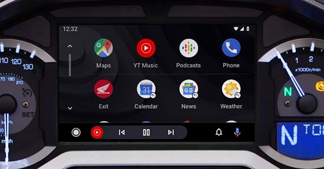 Este accesorio añade Android Auto y CarPlay a cualquier moto