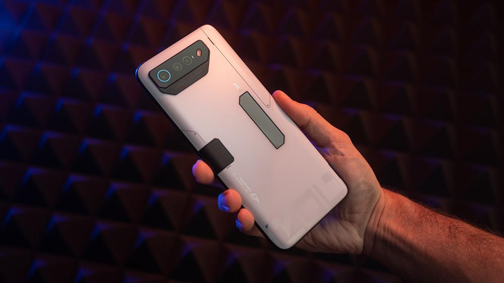 Asus ROG Phone 7 ultimate en la mano