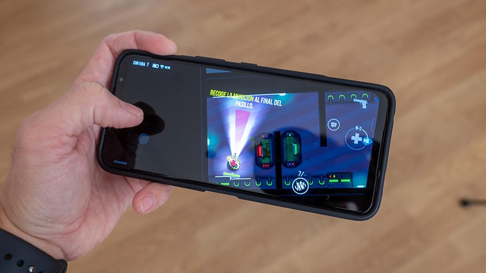 Asus ROG Phone 7 ultimate con una mano