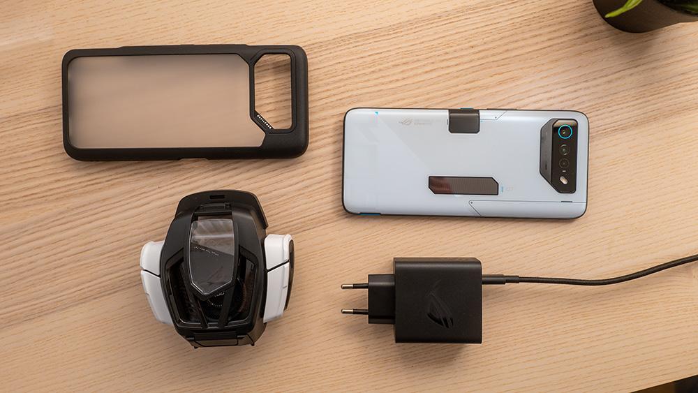 Asus ROG Phone 7 ultimate y accesorios incluidos