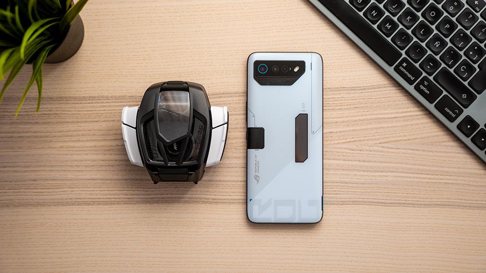 Asus ROG Phone 7 ultimate con Aerocooler sobre mesa