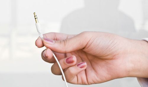 No tires tus viejos auriculares de Jack usarlos asi cualquier movil