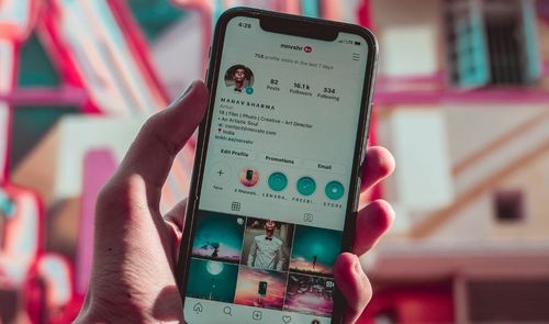 instagram en movil mano