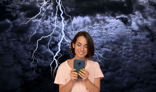usar móvil con tormenta