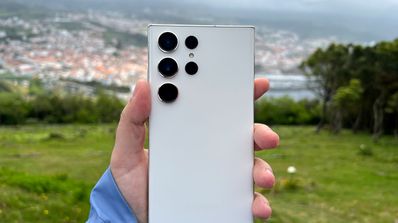 Samsung Galaxy S23 Ultra viaje mano