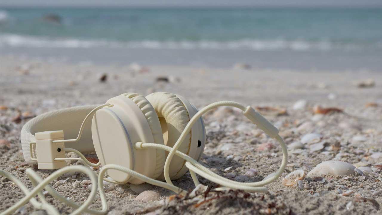 auriculares en la arena