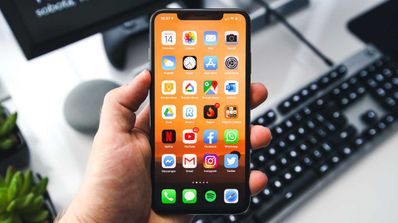 iPhone en mano