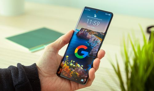 movil en la mano app google