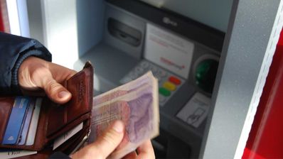 sacar dinero banco