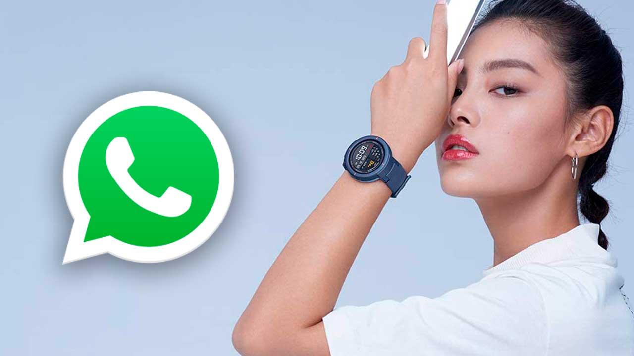 reloj en la mano con whatsapp