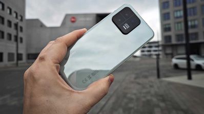 Xiaomi 13 en mano con cámara Leica
