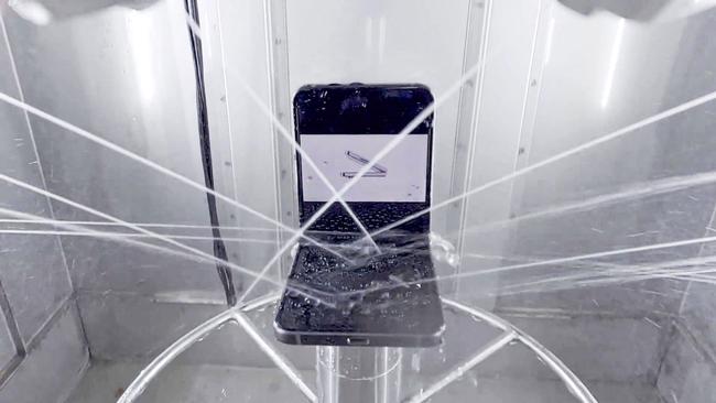 Test de resistencia al agua en la fábrica de los Samsung Galaxy Flip, Fold y S23 Ultra