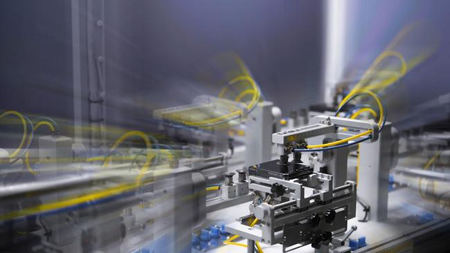 Robot de precisión en la fábrica de los Samsung Galaxy Flip, Fold y S23 Ultra