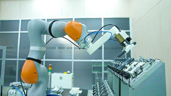 Robots en la fábrica de los Samsung Galaxy Flip, Fold y S23 Ultra