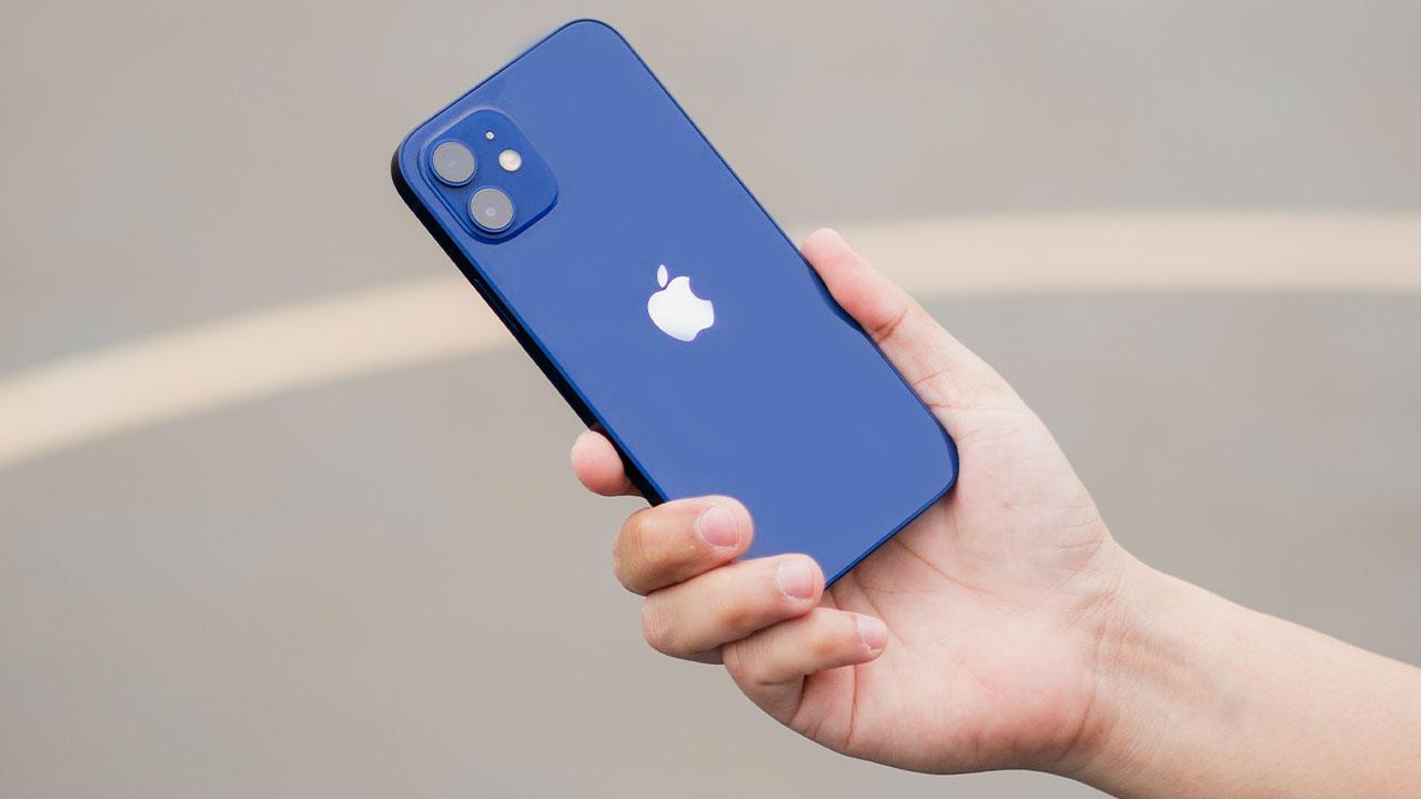 iPhone 12 azul marino en mano