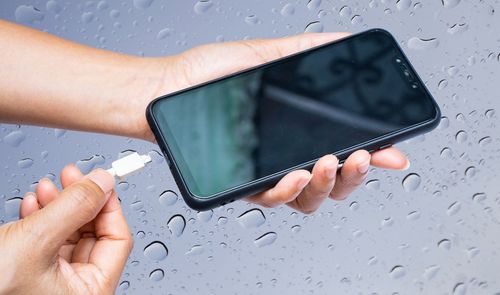 no puedo cargar movil que se ha mojado