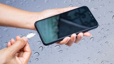 no puedo cargar movil que se ha mojado