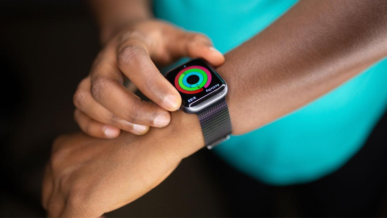 persona tocando smartwatch Apple watch