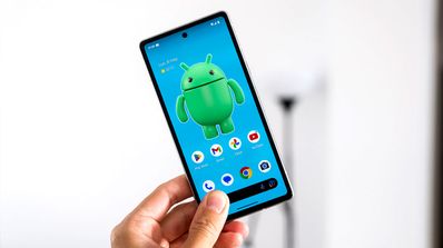 smartphone mano android 14 robot