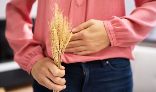 persona con una espiga de trigo en la mano simbolizando a los celiacos