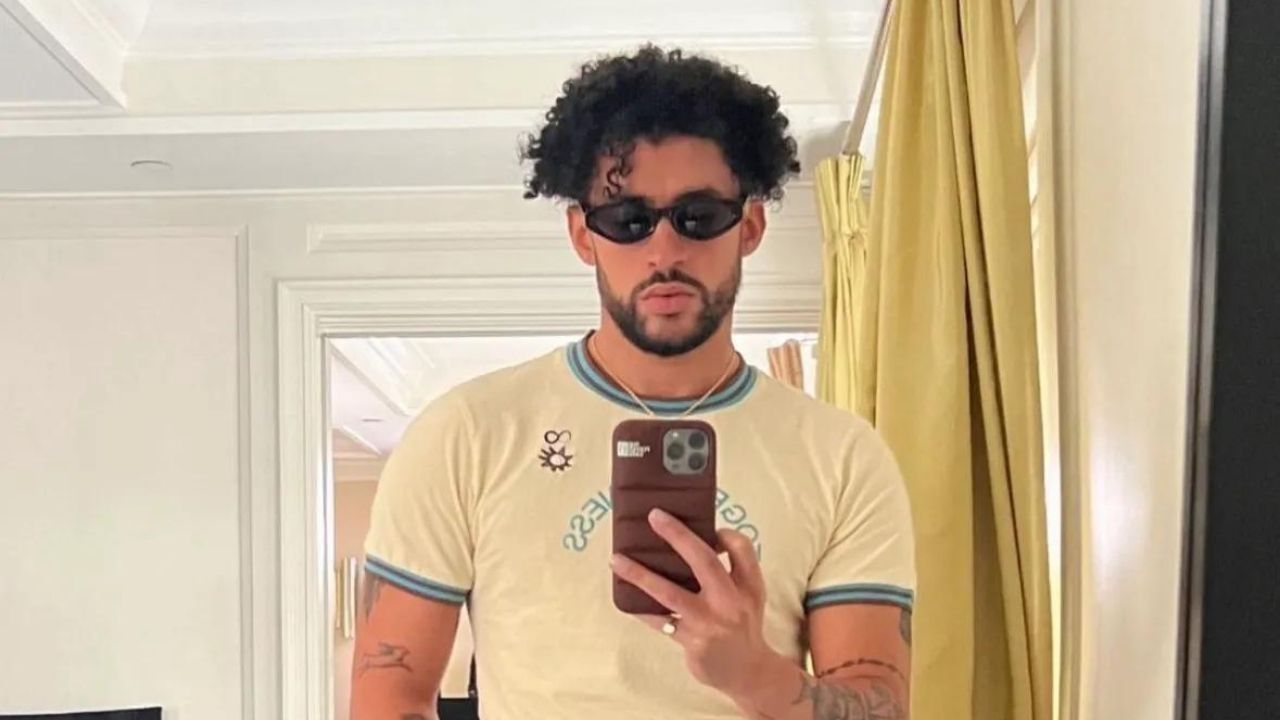 bad bunny con un iphone 14 pro max