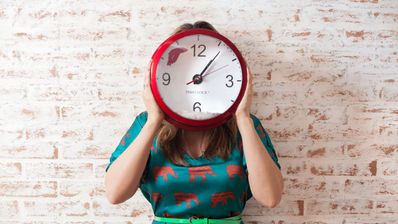 mujer con reloj