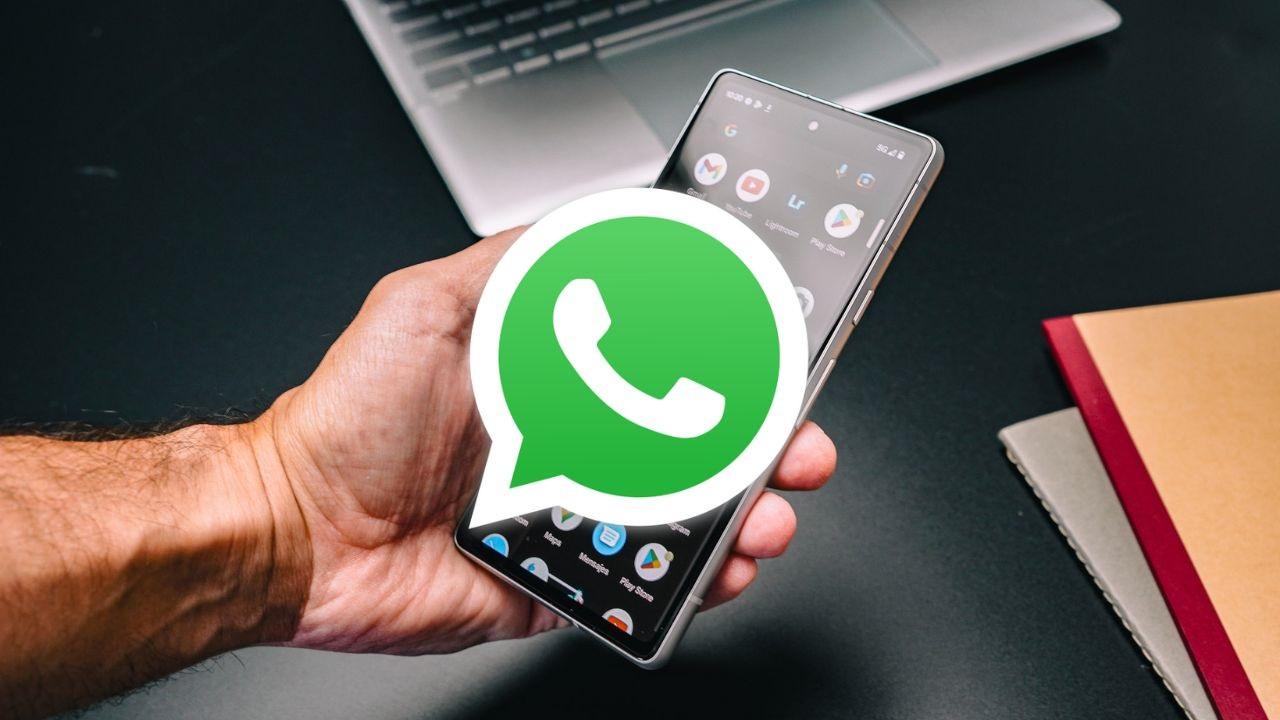 pixel 7a con logo de whatsapp