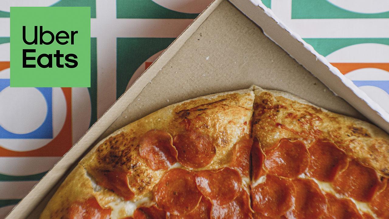 pizza en su caja con el logo de uber eats