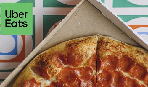 pizza en su caja con el logo de uber eats