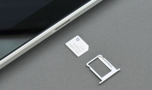 Movil, sim, ranura y herramienta de extracción