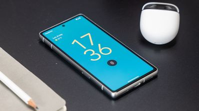 Google pixel 7a con auriculares y libreta