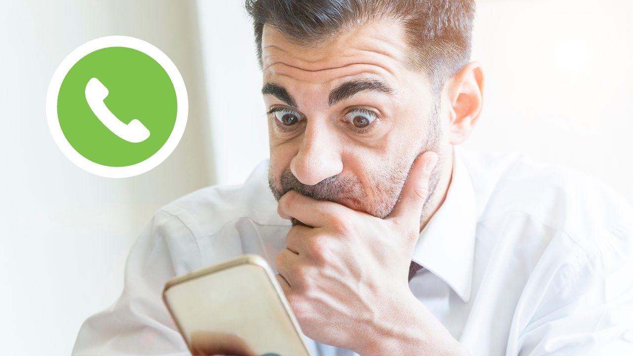 hombre mirando móvil whatsapp