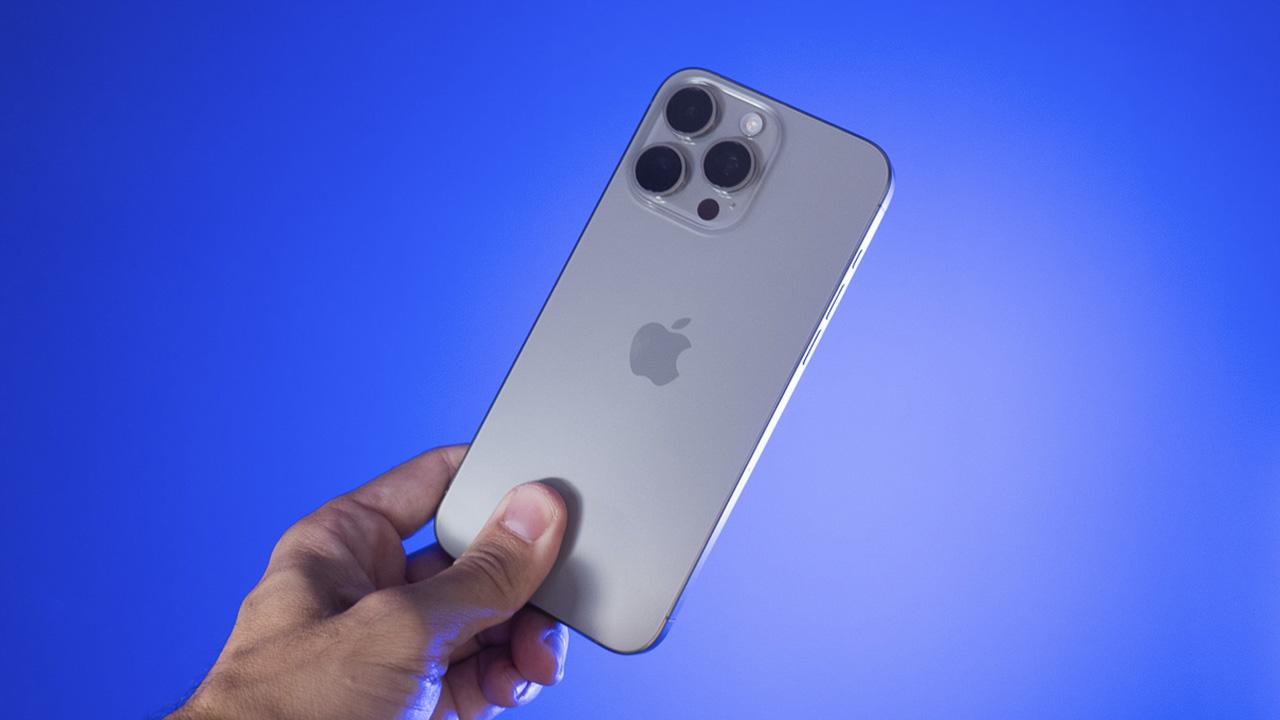 spatele iPhone 15 Pro în argintiu