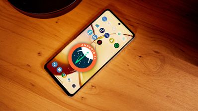 movil pantalla encendida logotipo Android 14