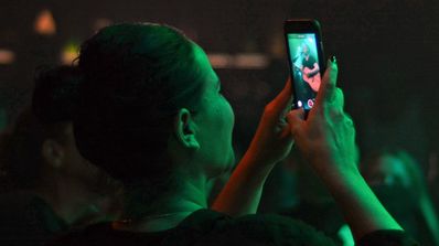 mujer haciendo fotos con el móvil